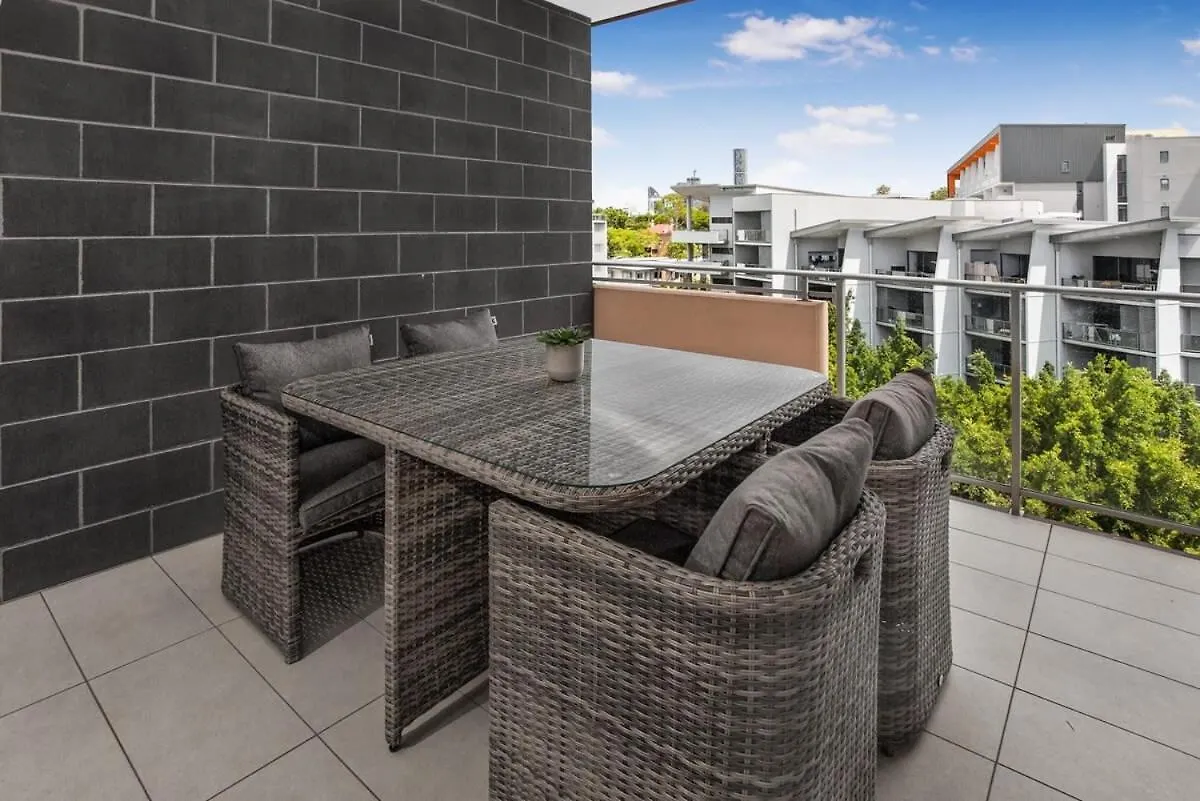 2-Bed Near Brisbane Cbd With Pool Sauna & Bbq Apartment
